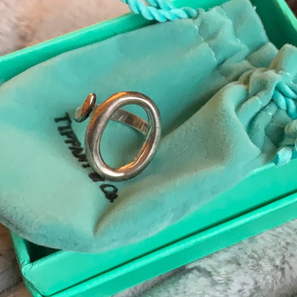 Round O ring in the style of peretti silver